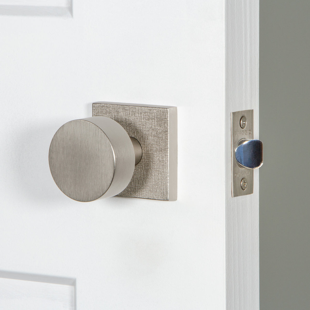 Quadrato Linen Rosette with Circolo Knob in Satin Nickel