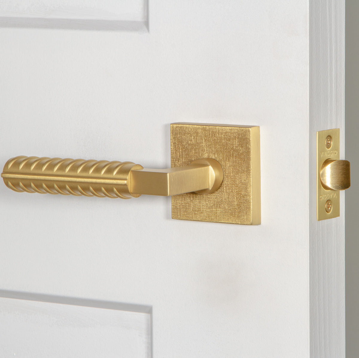 Quadrato Linen Rosette with Contempo Rebar Lever in Satin Brass