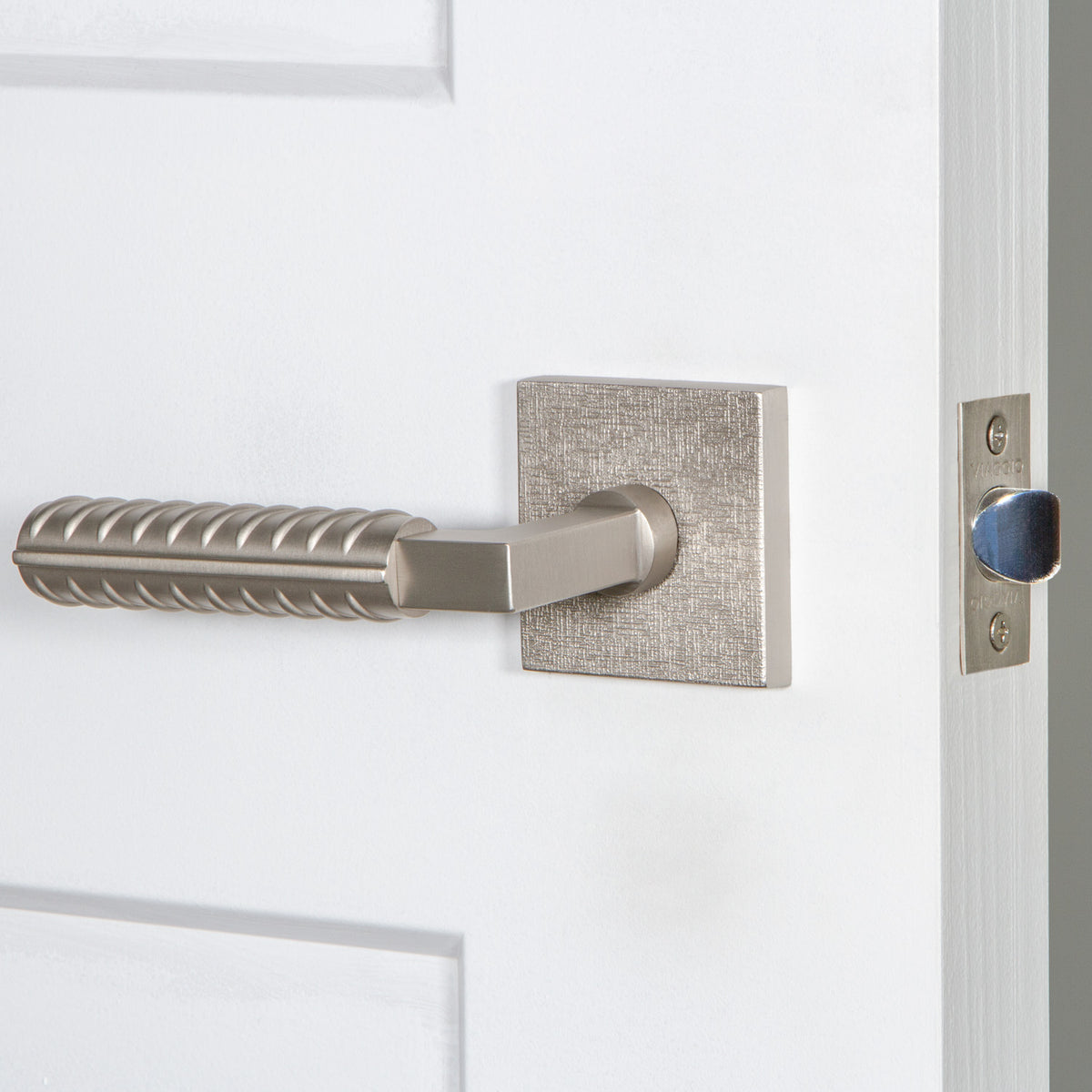 Quadrato Linen Rosette with Contempo Rebar Lever in Satin Nickel