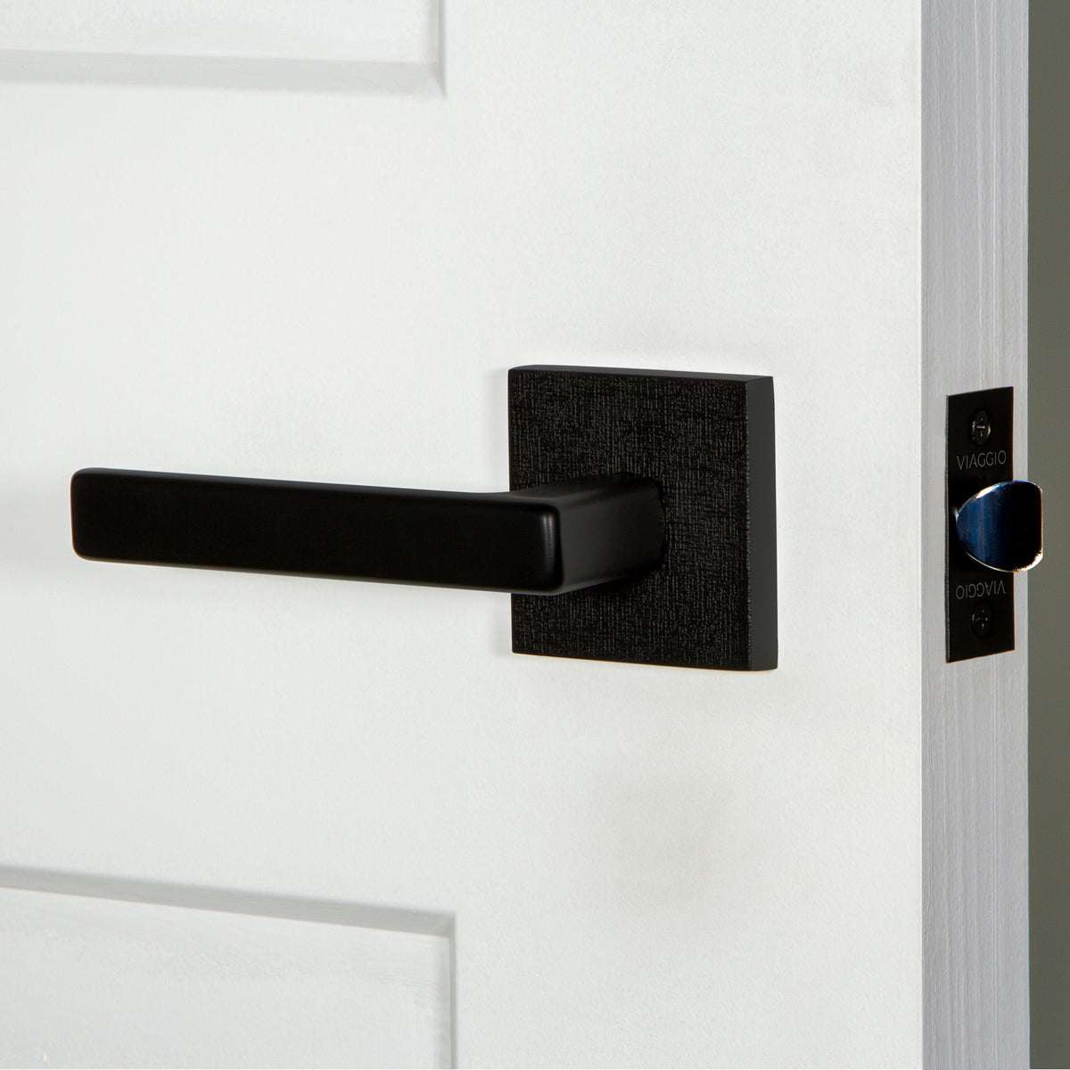 Quadrato Linen Rosette with Lusso Lever in Satin Black