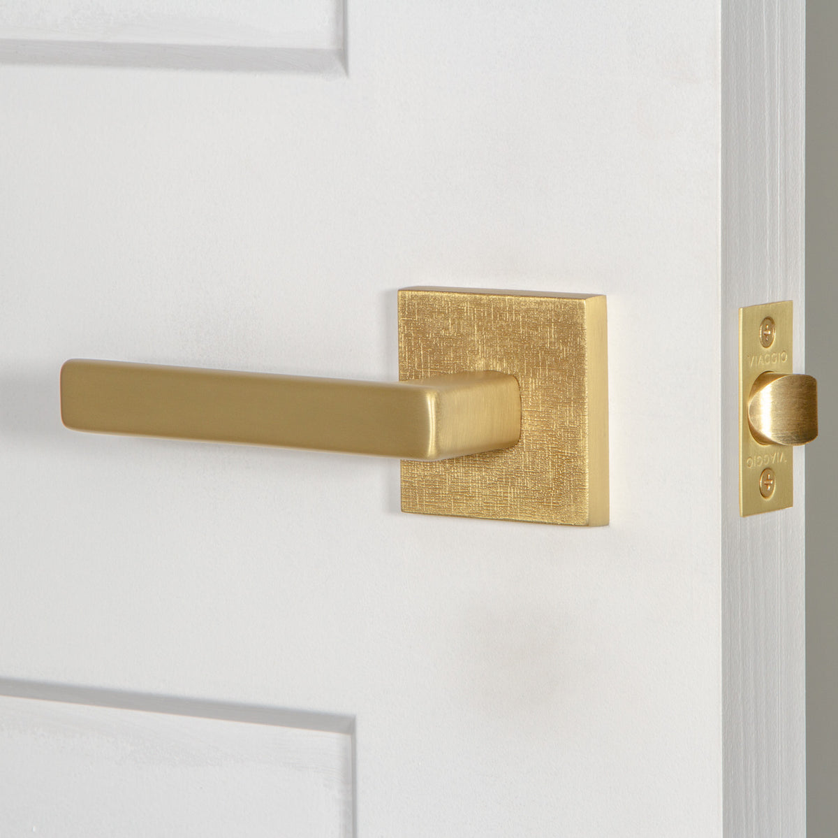 Quadrato Linen Rosette with Lusso Lever in Satin Brass