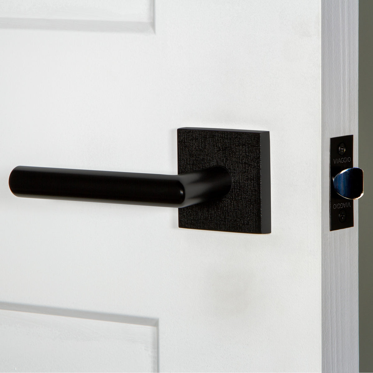 Quadrato Linen Rosette with Moderno Lever in Satin Black