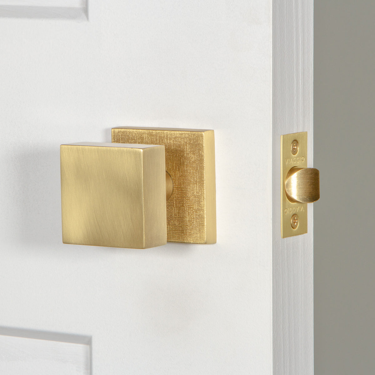 Quadrato Linen Rosette with Quadrato Knob in Satin Brass