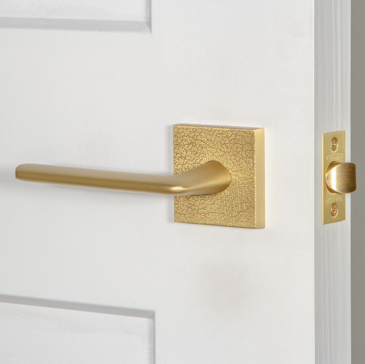 Quadrato Leather Rosette with Brezza Lever in Satin Brass