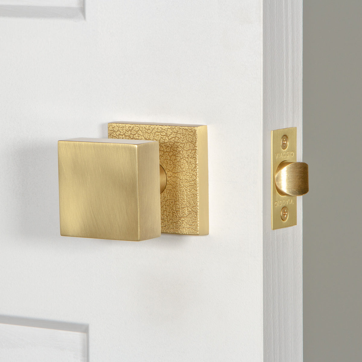 Quadrato Leather Rosette with Quadrato Knob in Satin Brass
